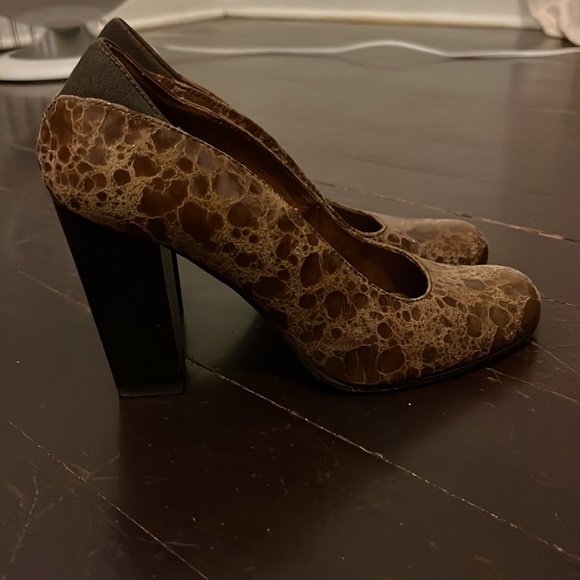 Donald J Pliner Textured Block Heel - Picture 3 of 7